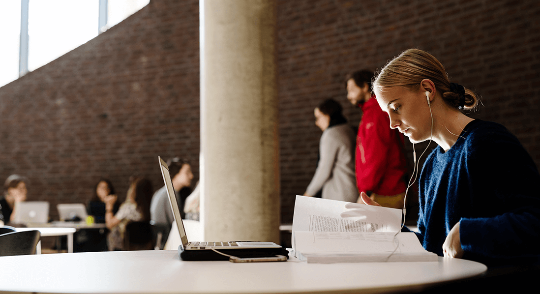 Female student looking at application deadline at UCPH on her laptop
