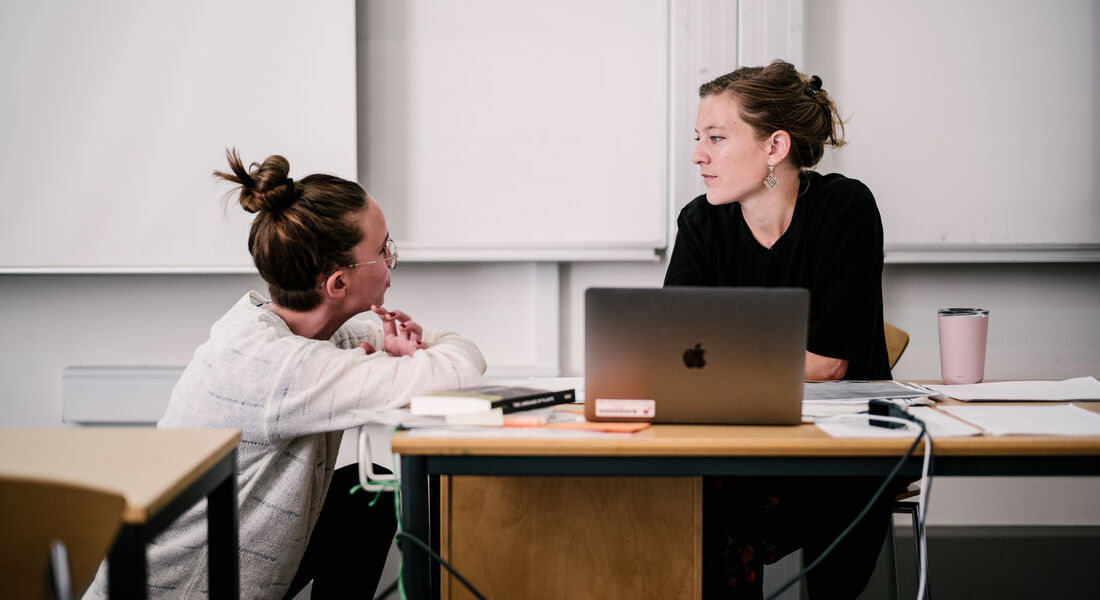 Student and lecturer. Photo: Rasmus Degnbol